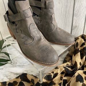 Olivia Miller Fashion boots (NWOT)